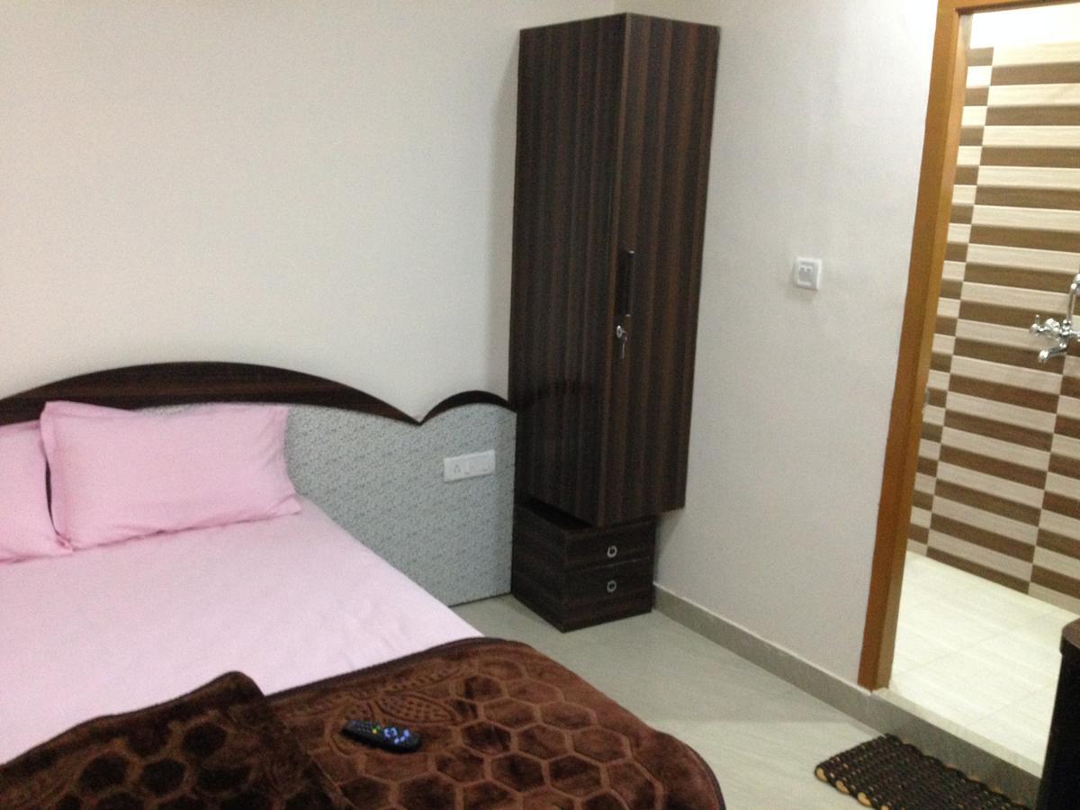 Hotel H M International - Varanasi — Photos 1